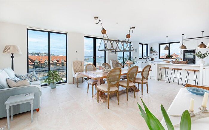 4 Bedroom Detached House For Sale In Old Road, East Cowes, PO32