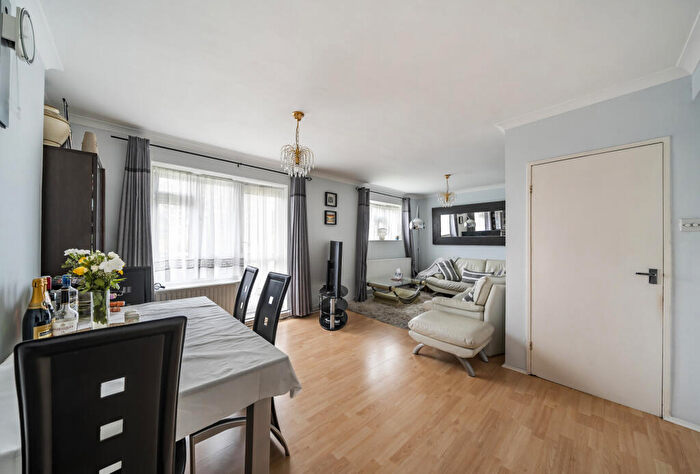 2 Bedroom Apartment For Sale In Buck Lane, London, NW9