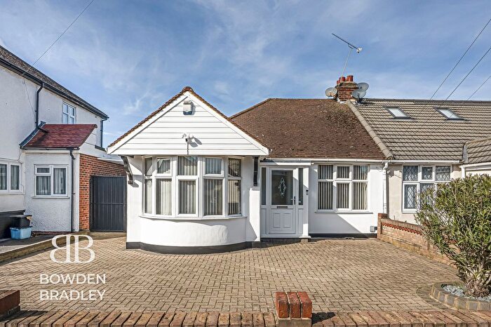 2 Bedroom Semi Detached Bungalow For Sale In Berkeley Avenue, Ilford, IG5