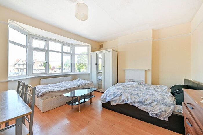 2 Bedroom Flat To Rent In Great South West Road, Hounslow, TW4