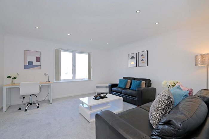 3 Bedroom Flat To Rent In Hilton Heights, Aberdeen, AB24