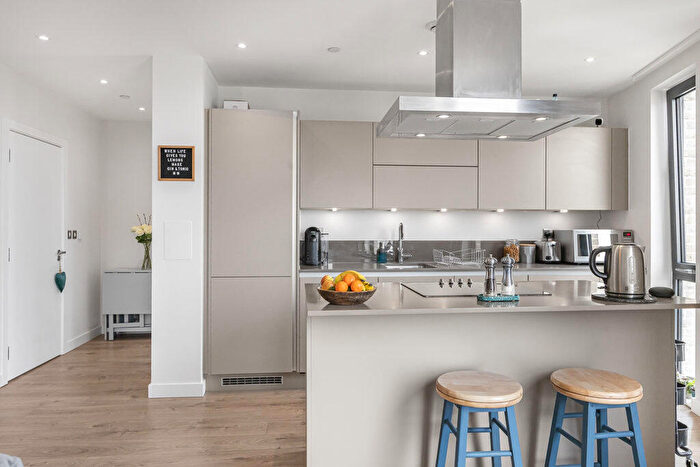 2 Bedroom Apartment For Sale In Williamsburg Plaza, London, E14