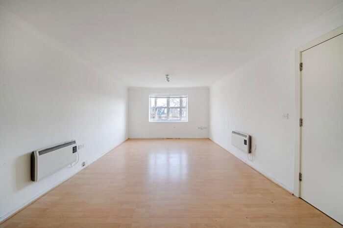 2 Bedroom Flat For Sale In Drayton Park, Islington, N5