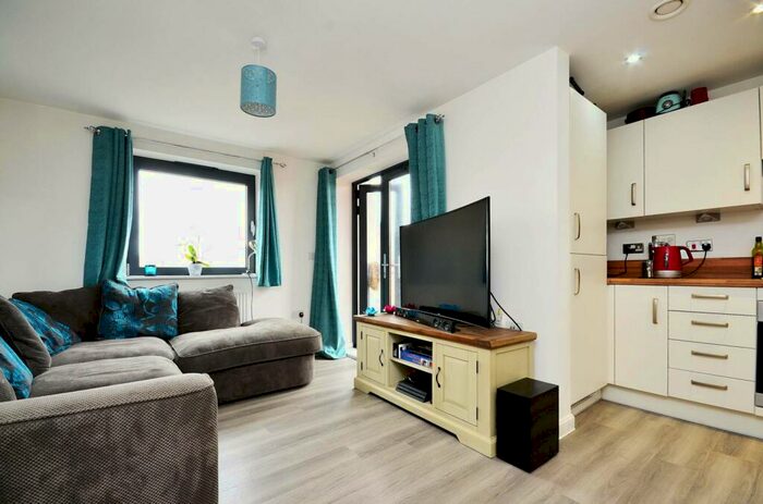 1 Bedroom Flat To Rent In Walnut Tree Close, Guildford, GU1