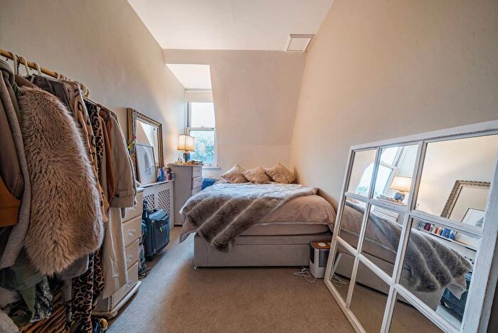 2 Bedroom Flat To Rent In Cross Lanes, Guildford, GU1
