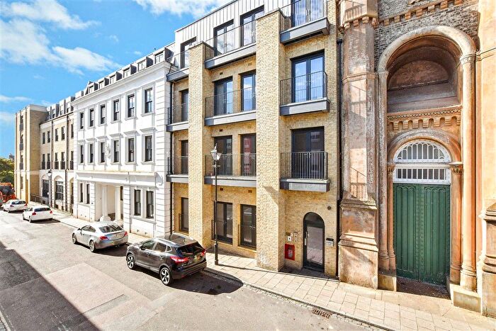 3 Bedroom Flat For Sale In Queensbridge Drive, Ramsgate, Kent, CT11