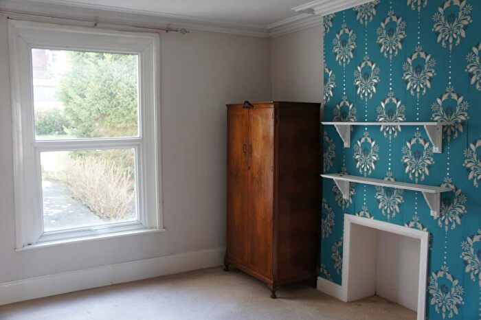1 Bedroom Flat To Rent In Grovehill Road, Redhill, RH1