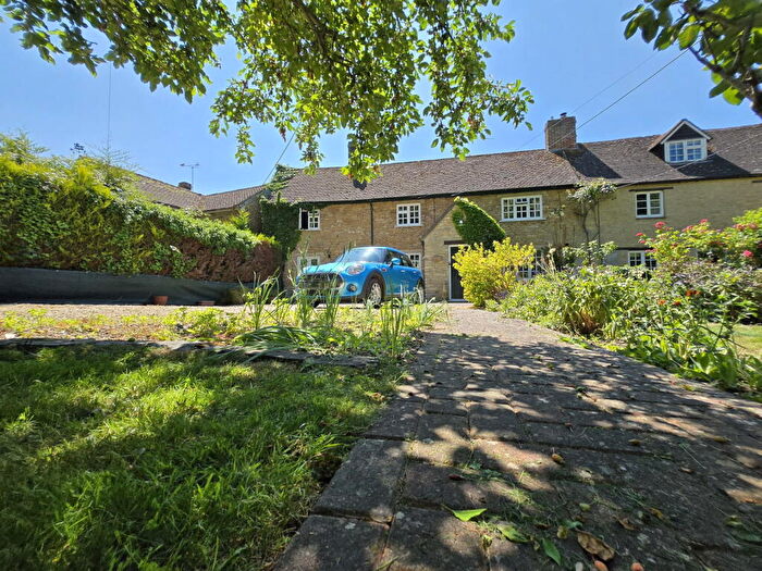 2 Bedroom Cottage For Sale In The Green, Bletchingdon, Oxfordshire, OX5
