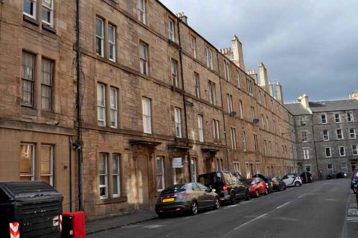 2 Bedroom Flat To Rent In Drumdryan Street, Tollcross, Edinburgh EH3