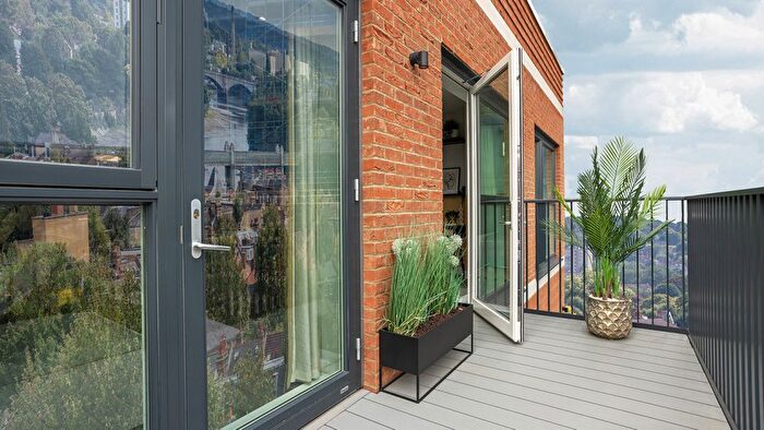1 Bedroom Flat For Sale In Capital Interchange Way, Brentford, TW8