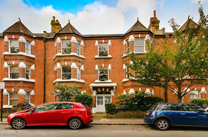 3 Bedroom Flat To Rent In Elmfield Mansions, Balham, London, SW17