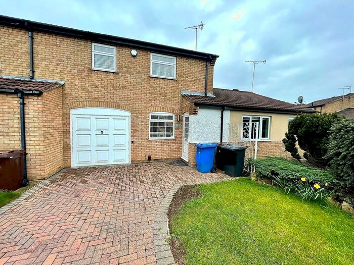 2 Bedroom Town House To Rent In Luccombe Drive, Alvaston, Derby, DE24