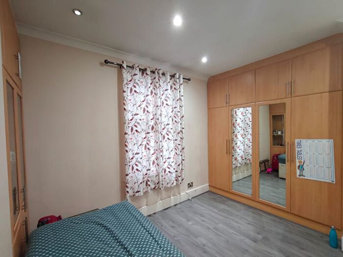 2 Bedroom Flat To Rent In Green Lane, Ilford, IG3