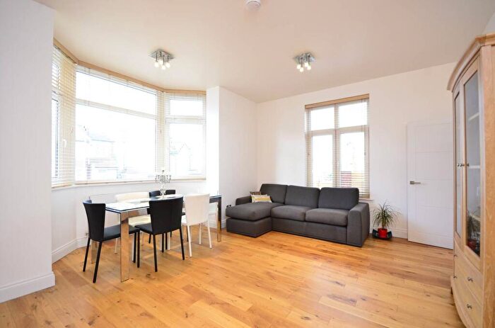 3 Bedroom House For Sale In Limes Avenue, Golders Green, London, NW11