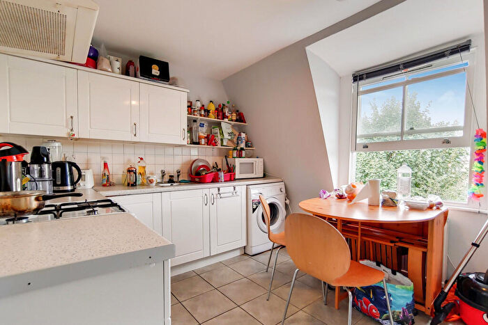 2 Bedroom Apartment For Sale In Tollington Way, N7