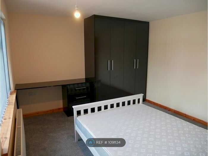 4 Bedroom Semi-Detached House To Rent In Gainsborough Road, Leicester LE2