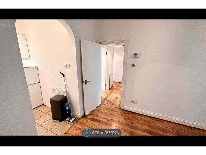 1 Bedroom Flat To Rent In Phoenix Place, Staines-Upon-Thames, TW18