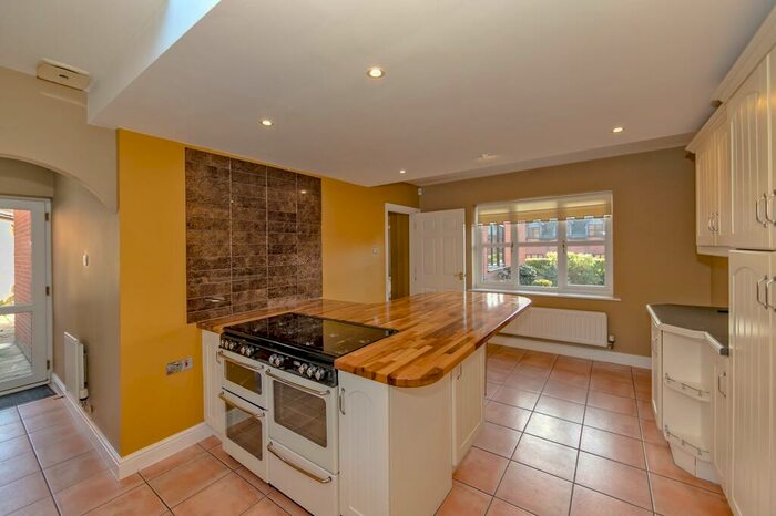 3 Bedroom Property To Rent In Redland Drive, Loughton, MK5