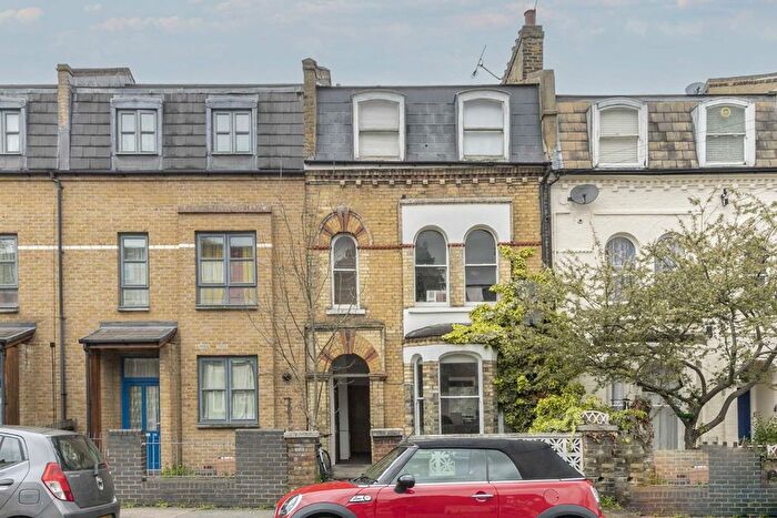 3 Bedroom Flat To Rent In Haselrigge Road, London, SW4