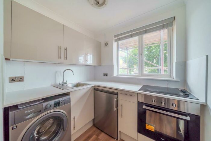 2 Bedroom Apartment To Rent In Lizmans Court, East Oxford, OX4