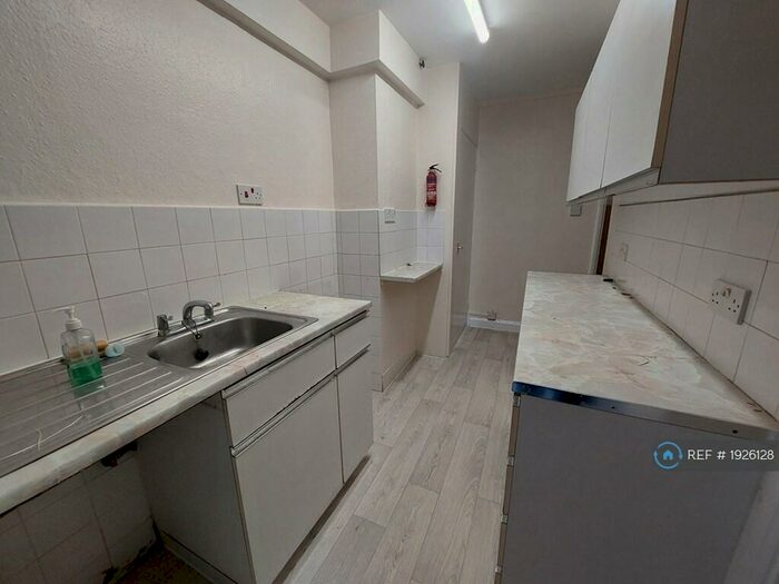 3 Bedroom Flat To Rent In Totteridge Road, High Wycombe, HP13