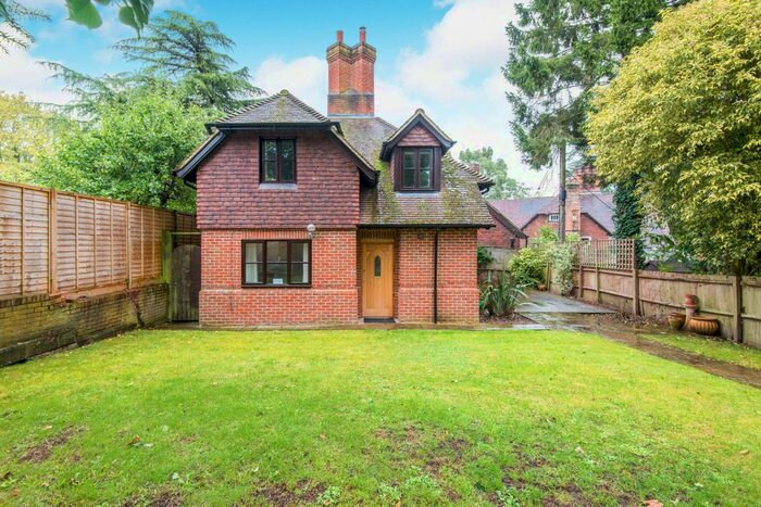 3 Bedroom Cottage To Rent In Meredun Close, Hursley, Winchester, SO21
