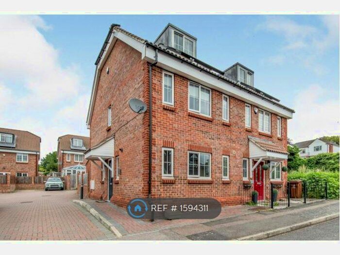 3 Bedroom Semi-Detached House To Rent In St. Nicholas Gardens, Rochester, ME2