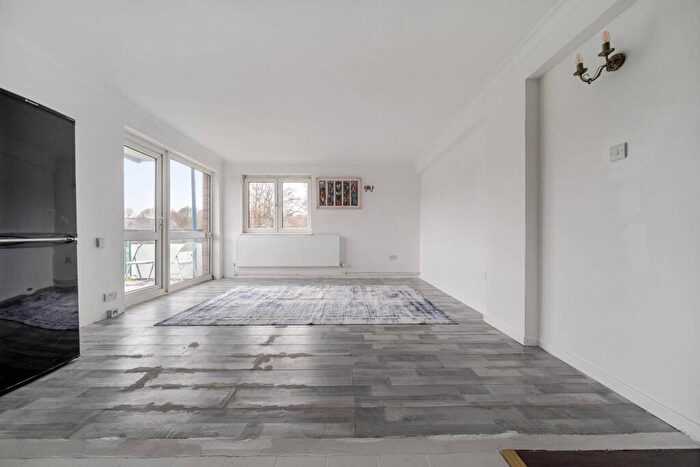 2 Bedroom Flat For Sale In Portland Street, Elephant And Castle, London, SE17