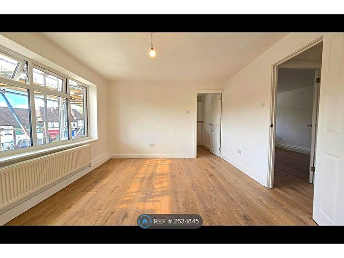 2 Bedroom Flat To Rent In Station Road, Cuffley, Potters Bar, EN6