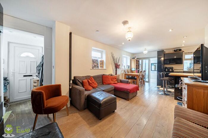 3 Bedroom Semi Detached House For Sale In Malden Road, Cheam, Sutton, Surrey, SM3