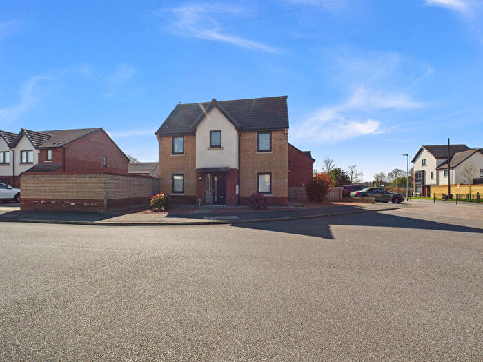 3 Bedroom Semi-Detached House For Sale In Twickenham Close, Hull, HU8