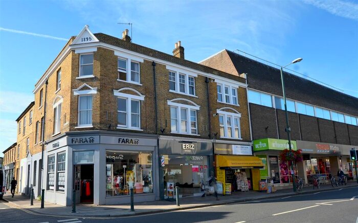 3 Bedroom Flat To Rent In Broad Street, Teddington, TW11