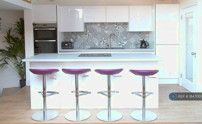 3 Bedroom Flat To Rent In High Street, Ascot, SL5