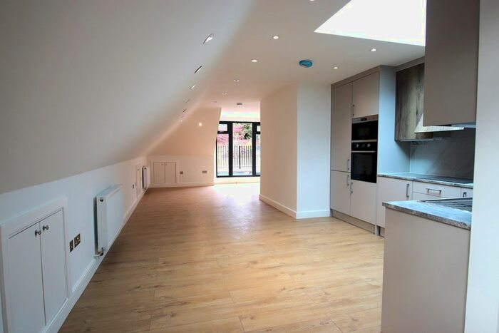 3 Bedroom Flat To Rent In Purley Rise, Purley Rise, CR8