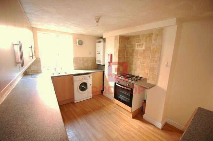 6 Bedroom House To Rent In Hessle Place, Leeds, LS6