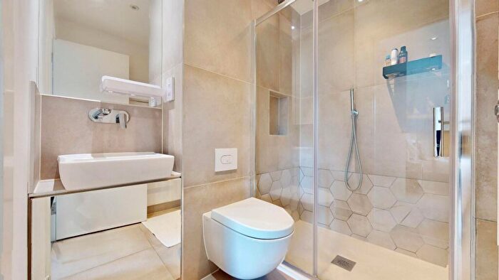 3 Bedroom Apartment For Sale In Claremont House, Maple Way, London, SE16