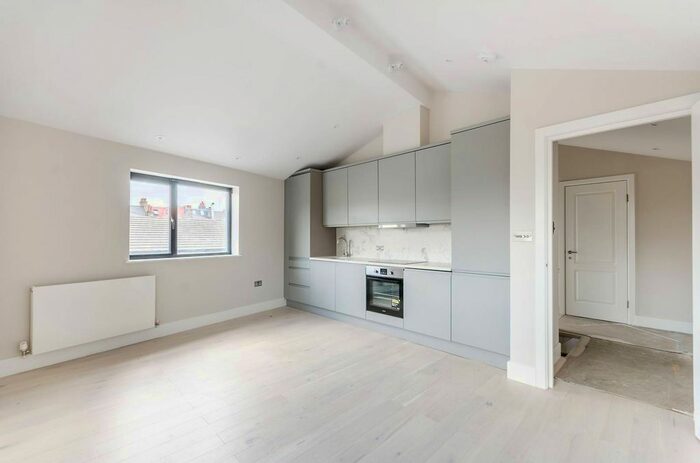 1 Bedroom Flat To Rent In Gayford Road, Shepherd's Bush, London, W12
