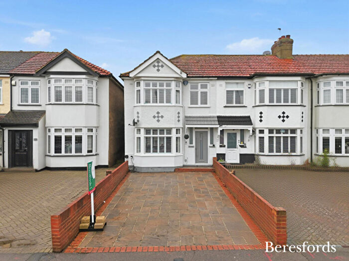 3 Bedroom Semi Detached House For Sale In Sunnings Lane, Upminster, RM14