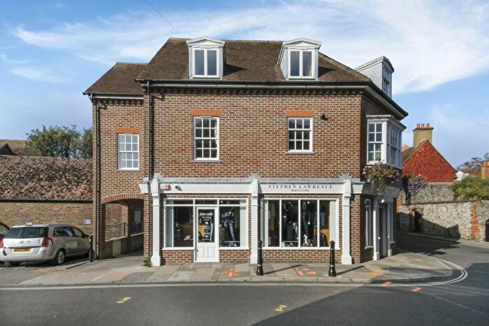 2 Bedroom Flat To Rent In Bedroom First Floor Flat In Chichester, PO19