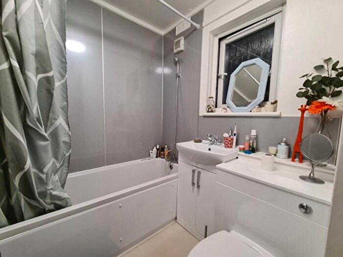 2 Bedroom Flat To Rent In Winchester Close, SE17