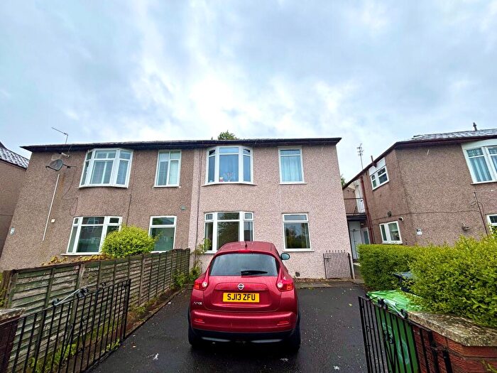 3 Bedroom Flat To Rent In Curling Crescent, Glasgow, G44