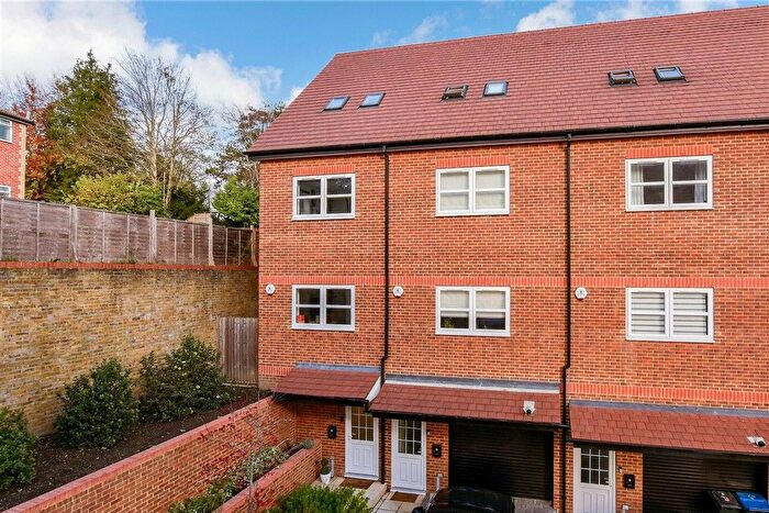 3 Bedroom Town House For Sale In Oakmont Close, Kenley, Surrey, CR8
