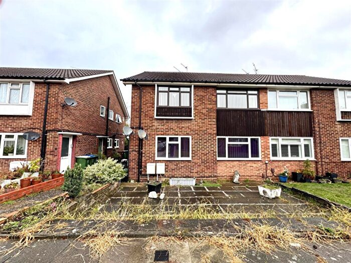 2 Bedroom Maisonette For Sale In Thwaite Close, Erith, DA8