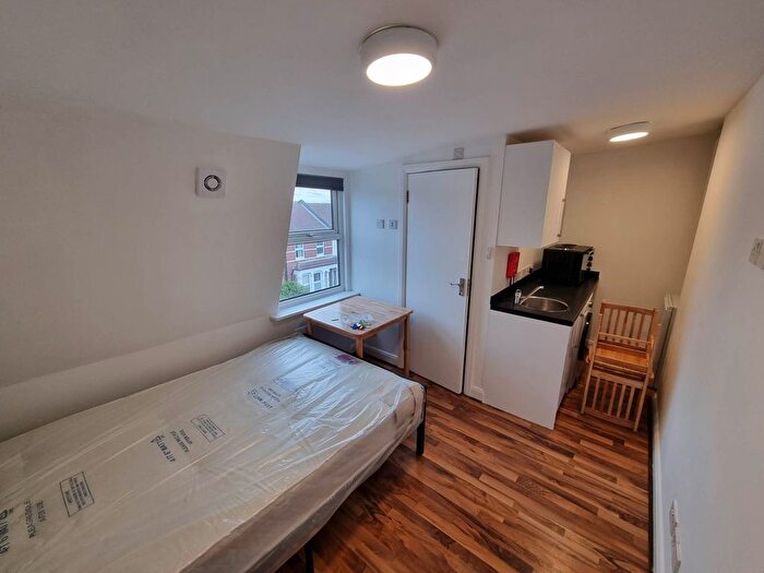 Studio To Rent In Harringay Road, London, N15