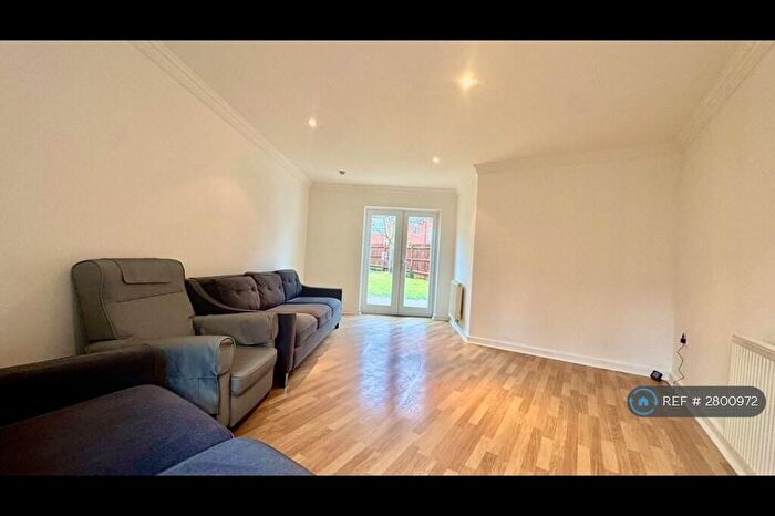 4 Bedroom Flat To Rent In Cross Way, London, NW10