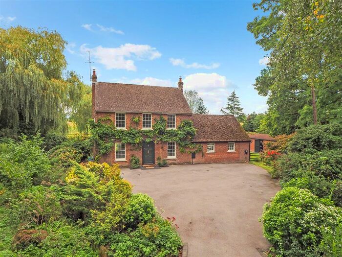 4 Bedroom Detached House For Sale In Nutburn Road, North Baddesley, Hampshire, SO52