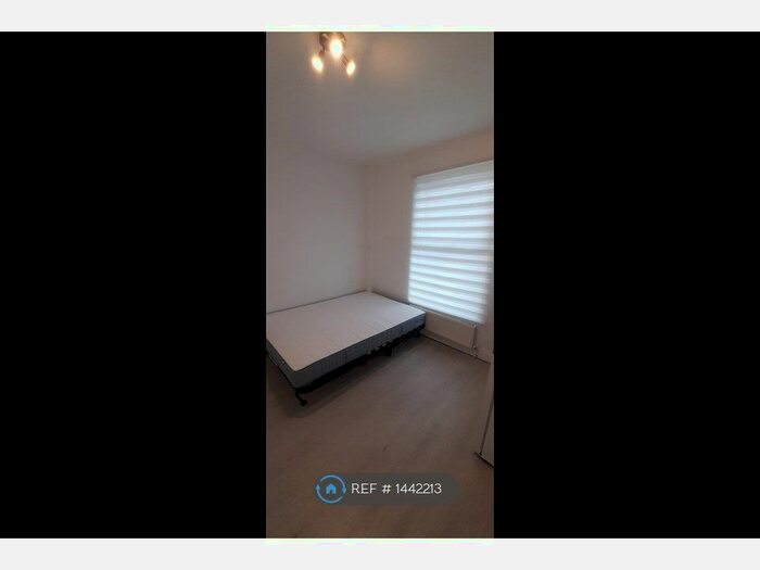 Studio To Rent In Askew Crescent, London, W12