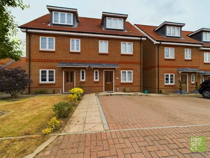4 Bedroom Semi-Detached House To Rent In Louden Square, Earley, Reading, Berkshire, RG6