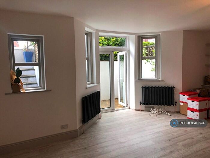 2 Bedroom Flat To Rent In Belmont, Brighton, BN1