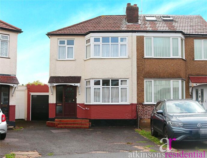 3 Bedroom Semi-Detached House For Sale In Carisbrook Close, Enfield, Middlesex, EN1